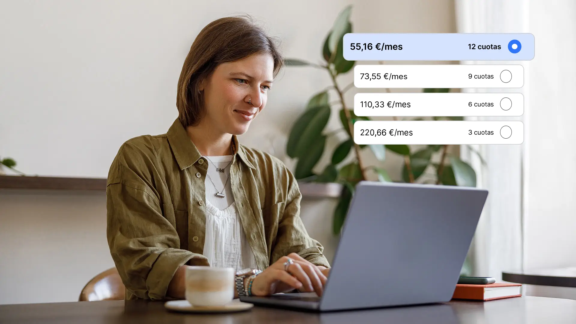BNPL: Guía completa del pago aplazado en eCommerce 1 Persona usando un portátil, con una interfaz de pago aplazado superpuesta que muestra cuatro opciones deBNPL fraccionamiento: 55,16 €/mes en 12 cuotas (seleccionada), 73,55 €/mes en 9 cuotas, 110,33 €/mes en 6 cuotas y 220,66 €/mes en 3 cuotas.